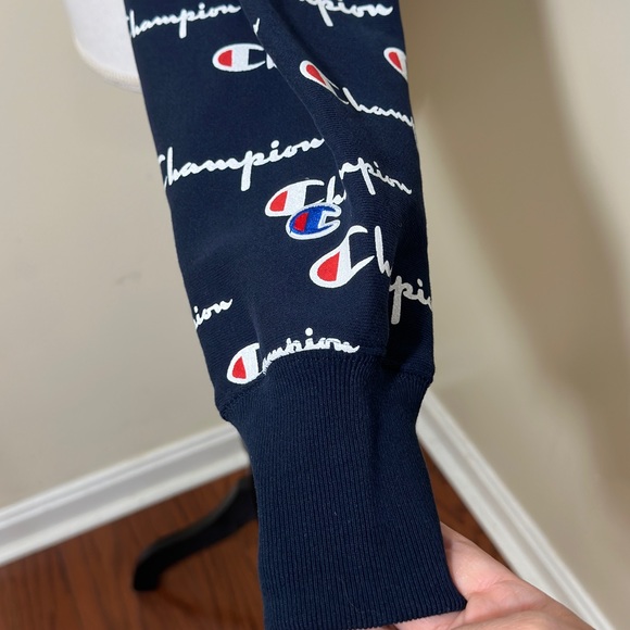 NWOT Champion Reverse Weave All Over Logo Print Crop Pullover Hoodie  Sz… - Picture 7 of 7